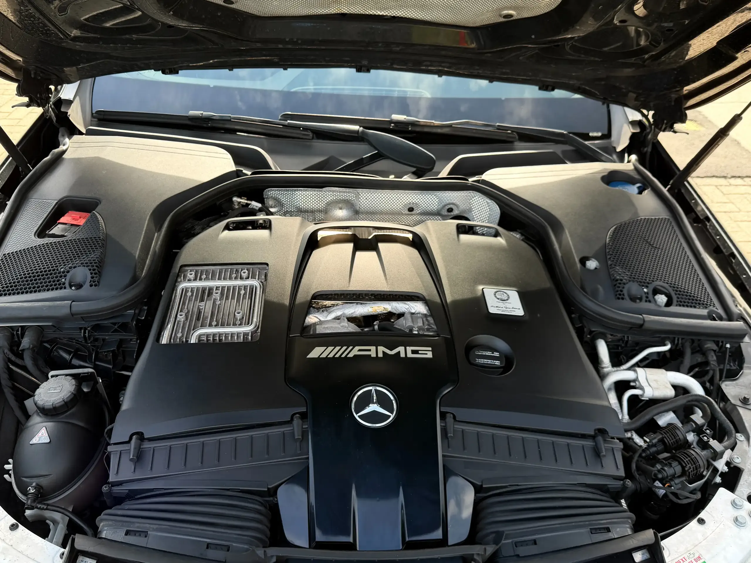 Mercedes-Benz E 63 AMG foto 28