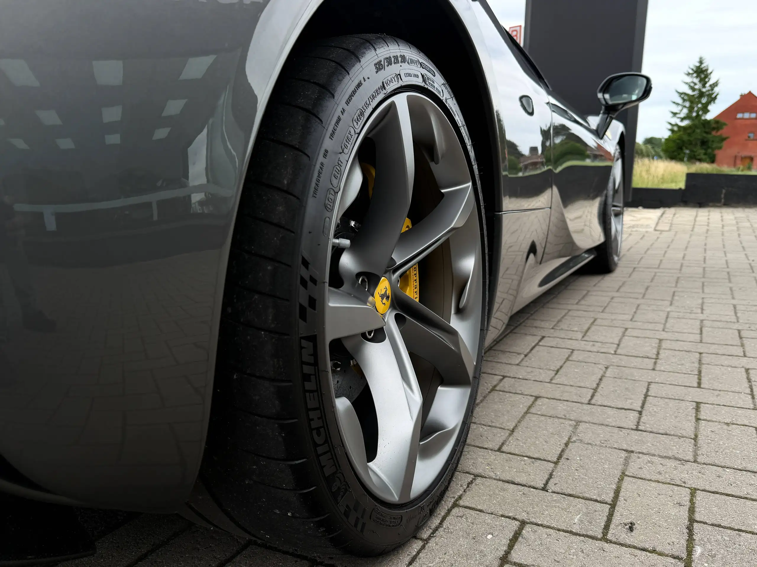 Ferrari SF90 Stradale foto 18